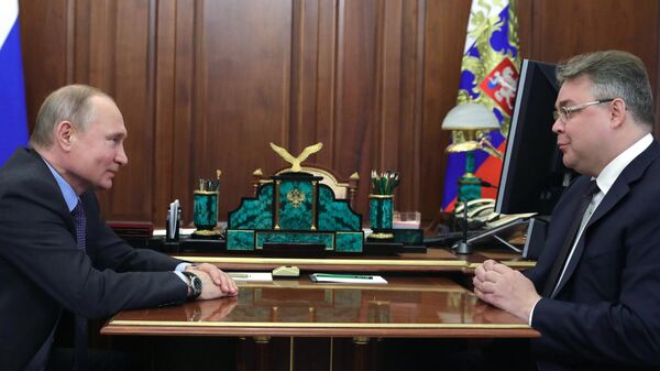 Президент РФ Владимир Путин и губернатор Ставропольского края Владимир Владимиров во время встречи. 15 апреля 2019