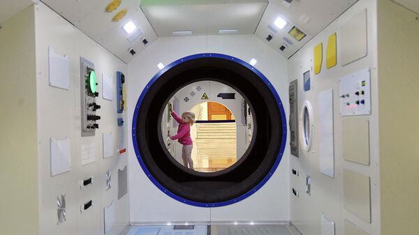 Девочка в Центре Космонавтика и авиация в павильоне Космос на ВДНХ во время мероприятий, посвященных Дню космонавтики