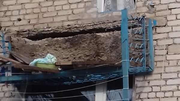 На месте обрушения балкона на третьем этаже дома в поселке Прогресс Амурской области