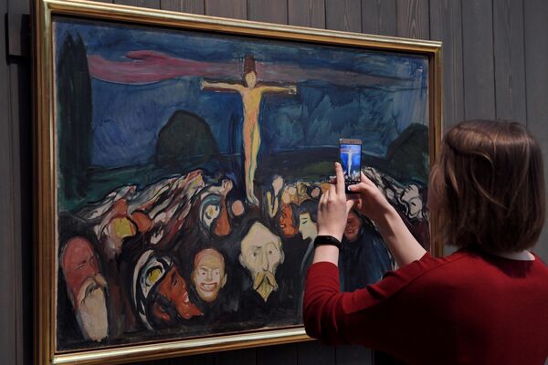 Посетительница фотографирует картину Эдварда Мунка Голгофа на выставке Эдвард Мунк в Инженерном корпусе Третьяковской галереи