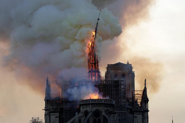 Пожар в соборе Нотр-Дам де Пари в Париже, Франция. 15 апреля 2019 