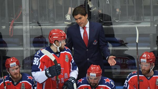 Главный тренер ЦСКА Игорь Никитин (в центре на втором плане) и хоккеисты клуба