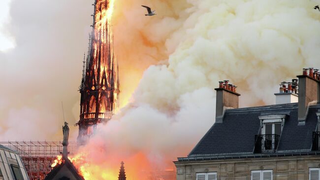 Пожар в соборе Нотр-Дам-де-Пари в Париже, Франция. 15 апреля 2019 