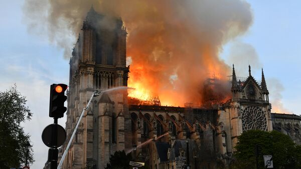 Пожарные тушат пожар в соборе Парижской Богоматери