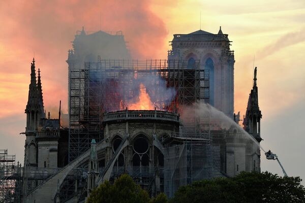 Пожарные тушат пожар в соборе Парижской Богоматери