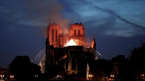 Пожарные тушат пламя в горящем соборе Парижской Богоматери