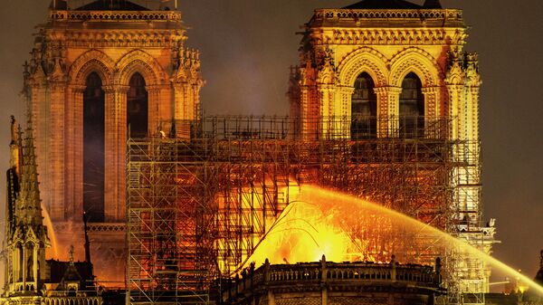 Тушение пожара в соборе Парижской Богоматери