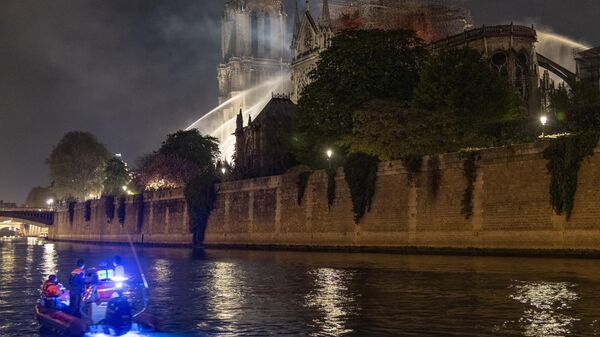Тушение пожара в соборе Парижской Богоматери
