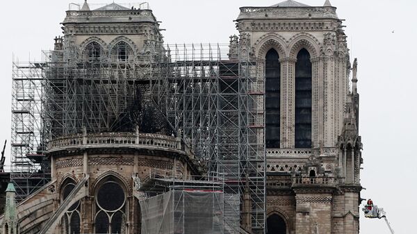 Пожарные у собора Нотр-Дам-де-Пари в Париже, где произошел пожар