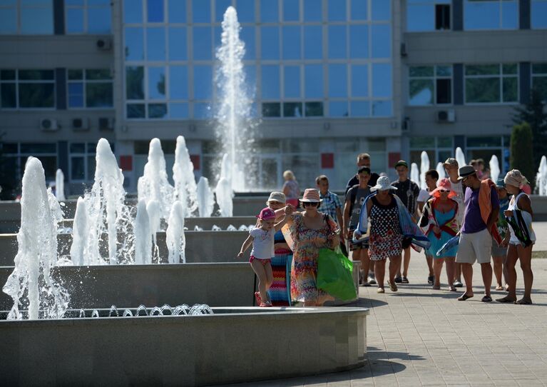 Отдыхающие на Центральной площади в Анапе