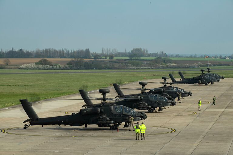 Ударные вертолеты Королевских ВВС Великобритании Apache готовятся к отправке в Эстонию на аэродроме Ваттисхэм Ударные вертолеты Королевских ВВС Великобритании Apache готовятся к отправке в Эстонию на аэродроме Ваттисхэм