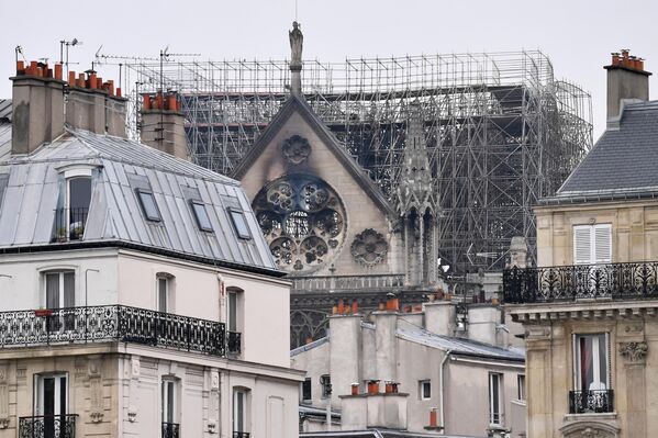 Фасад собора Парижской Богоматери после пожара
