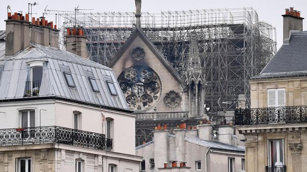Фасад собора Парижской Богоматери после пожара