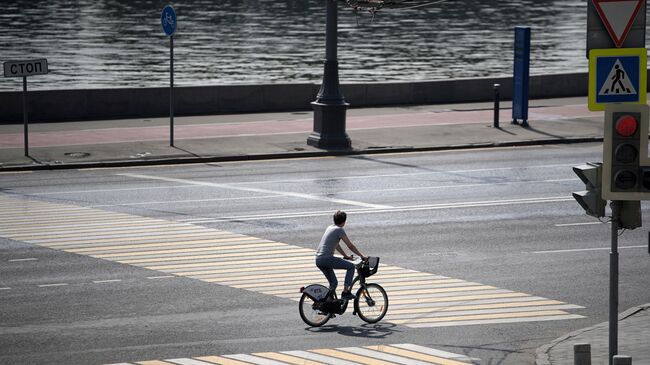 Велосипедист на перекрестке в Москве