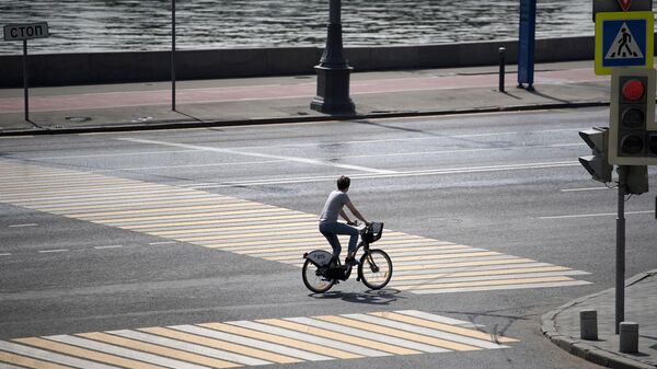 Велосипедист на перекрестке в Москве