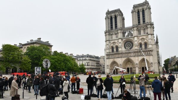 Журналисты у собора Парижской Богоматери после пожара
