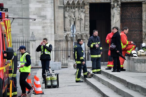 Пожарные у собора Парижской Богоматери после пожара