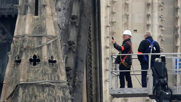 Пожарные у собора Парижской Богоматери после пожара