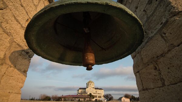Вид на Собор Святого Владимира через сигнальный колокол на территории национального заповедника Херсонес Таврический в Севастополе