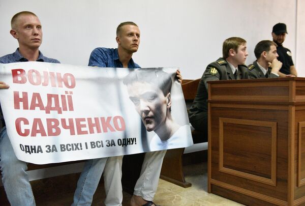 Сторонники депутата Верховной рады Украины Надежды Савченко на заседании Шевченковского районного суда в Киеве. Архивное фото Сторонники депутата Верховной рады Украины Надежды Савченко на заседании Шевченковского районного суда в Киеве. Архивное фото