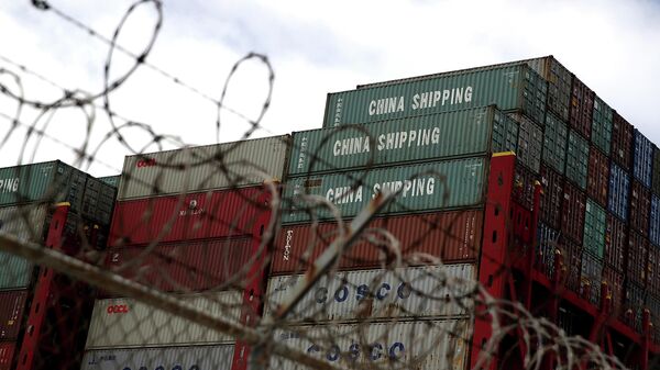 Грузовые контейнеры с товарами из Китая в порту Окленда, США  