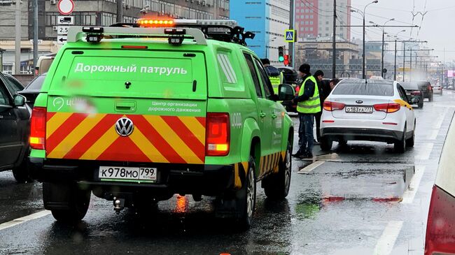 Автомобиль Дорожного патруля ЦОДД на месте дорожно-транспортного происшествия