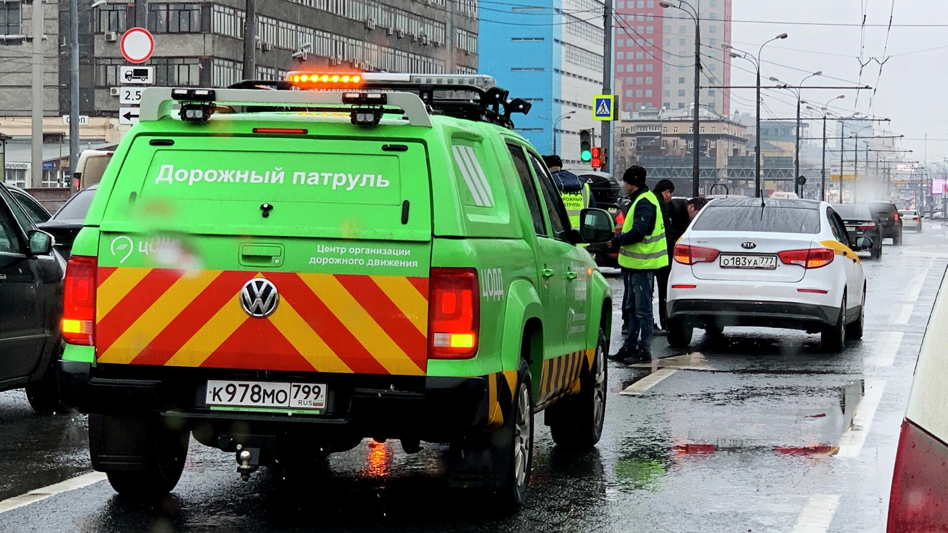 В Москве сотрудники ЦОДД помогли задержать угонщика автомобиля - РИА  Новости, 28.06.2019