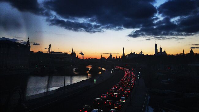 Кремлевская набережная в Москве