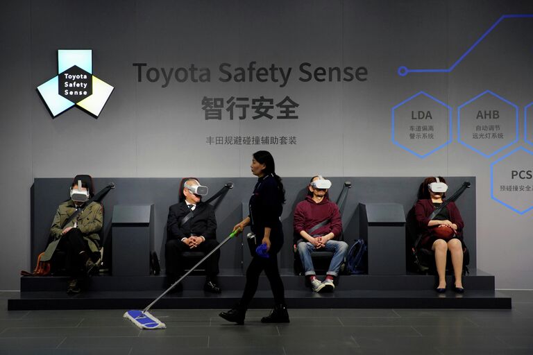 Посетители на стенде Toyota Safety Sense на автосалоне в Шанхае