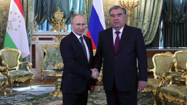 Владимир Путин и президент Таджикистана Эмомали Рахмон во время встречи