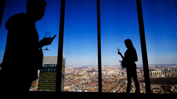 Посетители смотровой площадки PANORAMA360, расположенной на 89-м этаже башни Федерации международного делового центра Москва-Сити