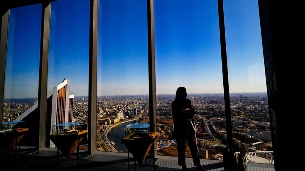 Посетительница смотровой площадки PANORAMA360, расположенной на 89-м этаже башни Федерации международного делового центра Москва-Сити