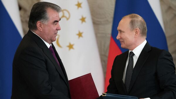 Президент РФ Владимир Путин и президент Таджикистана Эмомали Рахмон во время встречи. 17 апреля 2019