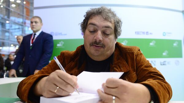 Писатель Дмитрий Быков на 30-й Московской международной книжной выставке-ярмарке