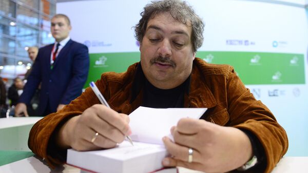 Писатель Дмитрий Быков на 30-й Московской международной книжной выставке-ярмарке