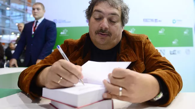 Писатель Дмитрий Быков на 30-й Московской международной книжной выставке-ярмарке