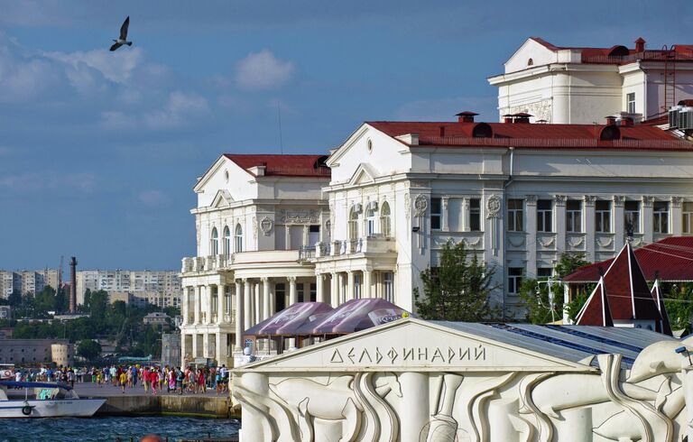 Здания дельфинария и Дворца детского и юношеского творчества в Севастополе Здания дельфинария и Дворца детского и юношеского творчества в Севастополе