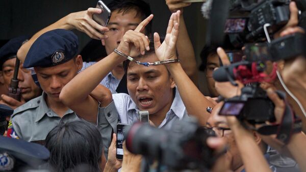Журналист британского информационного агентства Reuters Сое Оо после суда в Мьянме  