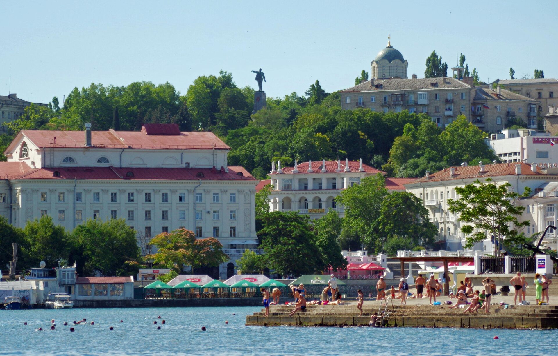 Отдыхающие на одном из пляжей города Севастополя - РИА Новости, 1920, 21.07.2022