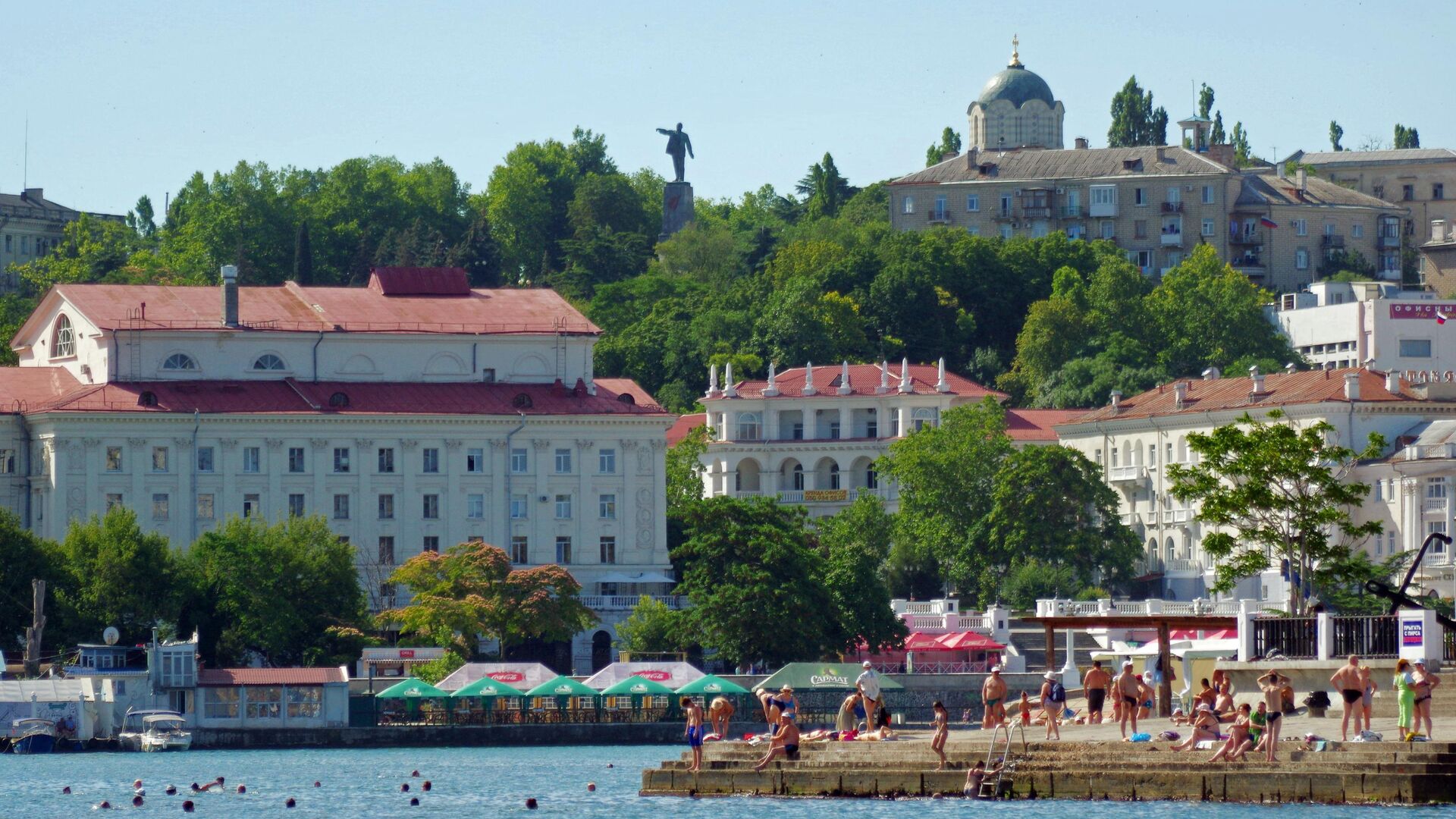 Отдыхающие на одном из пляжей города Севастополя - РИА Новости, 1920, 28.06.2023