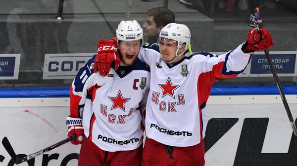 Хоккеисты ЦСКА Сергей Андронов и Павел Карнаухов (справа) радуются заброшенной шайбе 