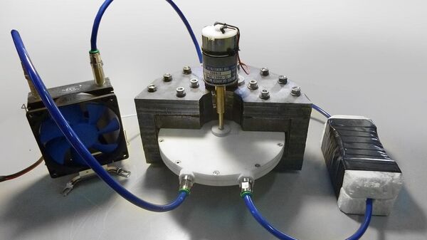 Лабораторный прототип охлаждающего механизма холодильника, использующего магнетокалорический эффект