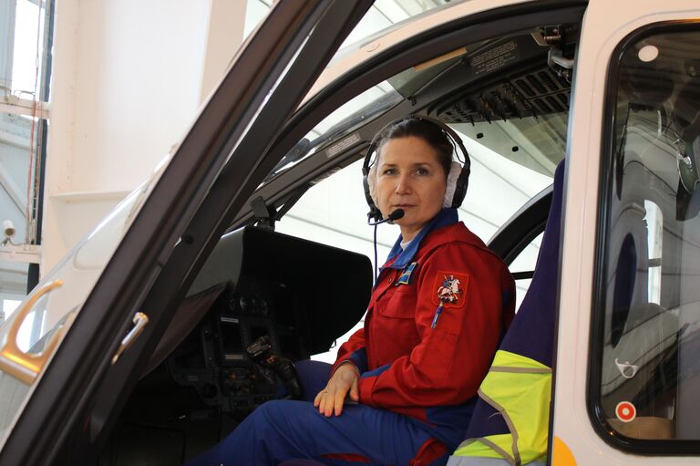 Екатерина Орешникова - первая и пока единственная женщина в России, которая пилотирует санитарный вертолет