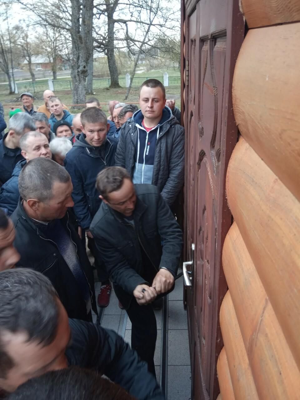 Активисты ПЦУ во время взлома двери церкви УПЦ в селе Полесское. 17 апреля 2019 - РИА Новости, 1920, 10.06.2022