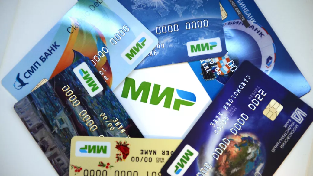 "Мир" попал под санкции. Как россиянам расплачиваться за товары за границей