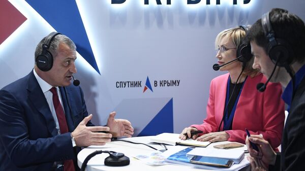 Президент Республики Южная Осетия Анатолий Бибилов дает интервью на стенде Спутник в Крыму