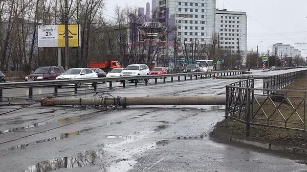 Бетонные столбы, которые снес ветер в Красноярске. 18 апреля 2019