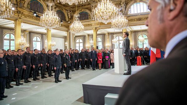 Президент Франции Эммануэль Макрон принял в Елисейском дворце пожарных, которые тушили возгорание в соборе Парижской Богоматери. 18 апреля 2019