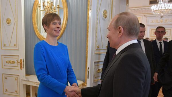 Президент РФ Владимир Путин и президент Эстонии Керсти Кальюлайд во время прощания после российско-эстонских переговоров