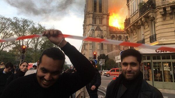 Люди у собора Парижской Богоматери, где случился пожар